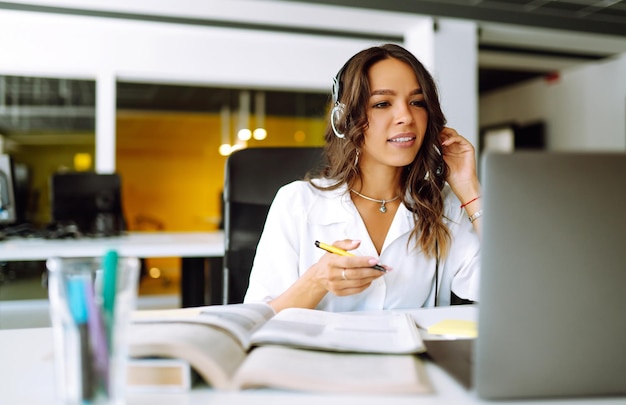 Aprendizagem à distância, jovem estudante de negócios, professora, e-learning, conceito de educação