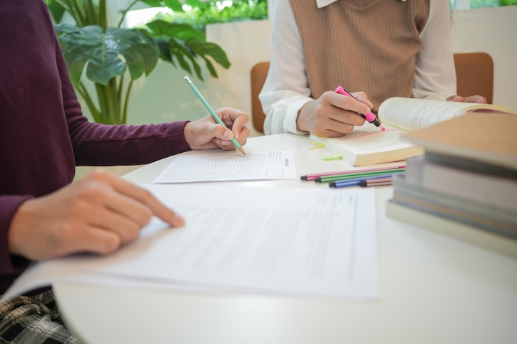 Foto aprendizagem com amigos jovens estudantes campusxa escola secundária tutor para exames ajuda a lição de casa da escola junto com um amigo recuperando e aprendendo