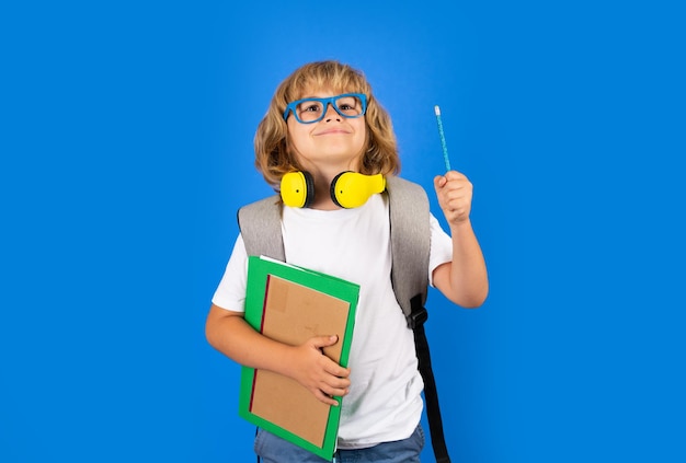 Aprendizagem de conhecimento e conceito de educação para crianças adolescente da escola com mochila pensando em crianças pensativas