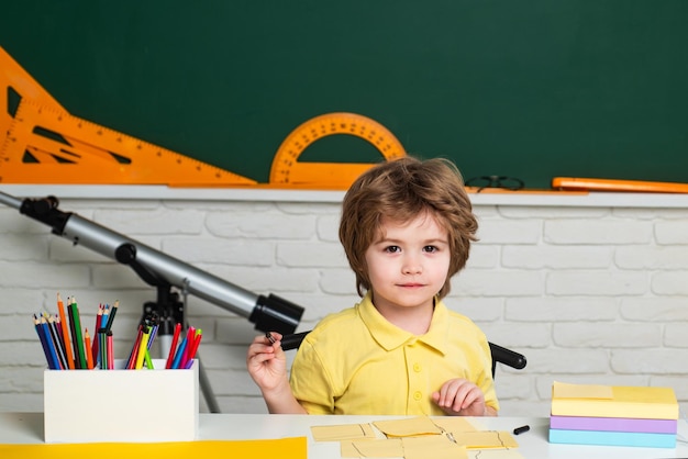 Aprendizagem de crianças em idade escolar e conceito de educação de volta às aulas