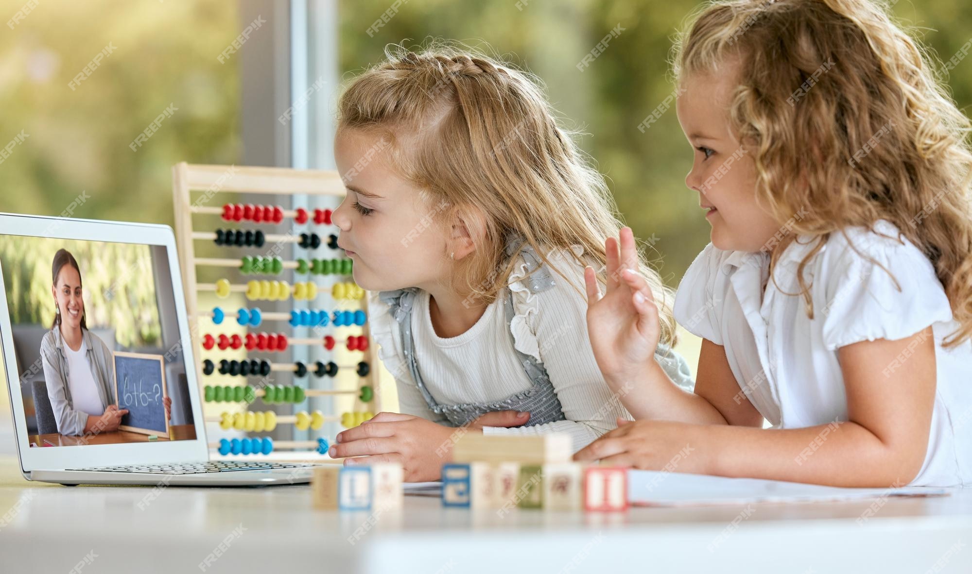 Educação escolar em casa, desenvolvimento infantil na era digital