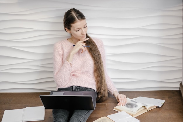 Aprendizagem em casa, aprendizagem online, conceito de auto quarentena