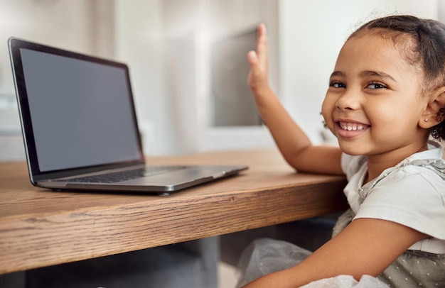 Foto aprendizagem on-line de educação e menina com pergunta no webinar de laptop ou aula on-line simulação de aprendizado à distância e criança feliz ou criança com resposta na mesa estudando sozinha na maquete de casa