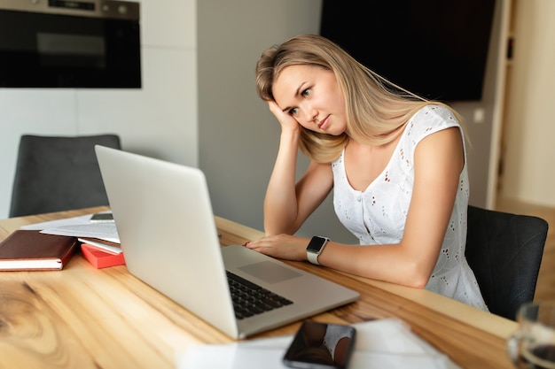 Foto aprendizagem online, estudo. mulher com laptop em depressão no escritório em casa. trabalho em casa