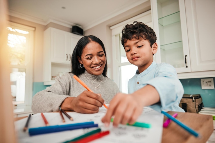 Foto el aprendizaje creativo y la madre ayudan al niño con la tarea de arte para el proyecto o la tarea de la lección de la escuela en el hogar dibujar feliz y el padre o la madre apoyan al niño con el desarrollo educativo y el estudio