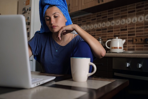 Aprendizaje a distancia educación en línea y trabajo mujer que trabaja en la oficina trabaja de forma remota desde casa