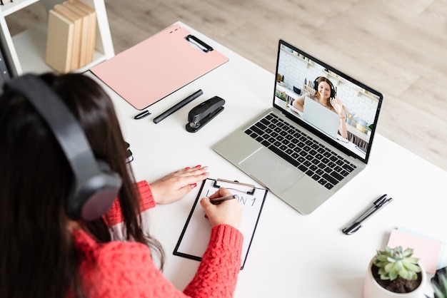 Foto aprendizaje a distancia con mujer enseñando inglés en línea usando laptop