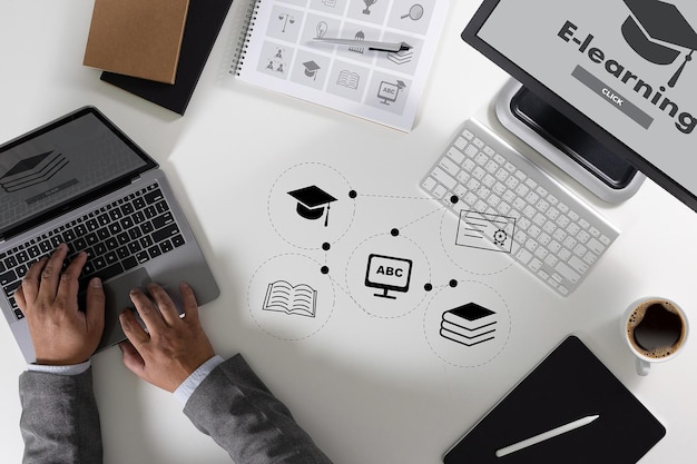 Aprendizaje electrónico en pantalla Redes de Internet Compartir en línea en un curso de educación informática Aprender comunicación y entrenar enseñanza en la tecnología del ciberespacio en el hogar