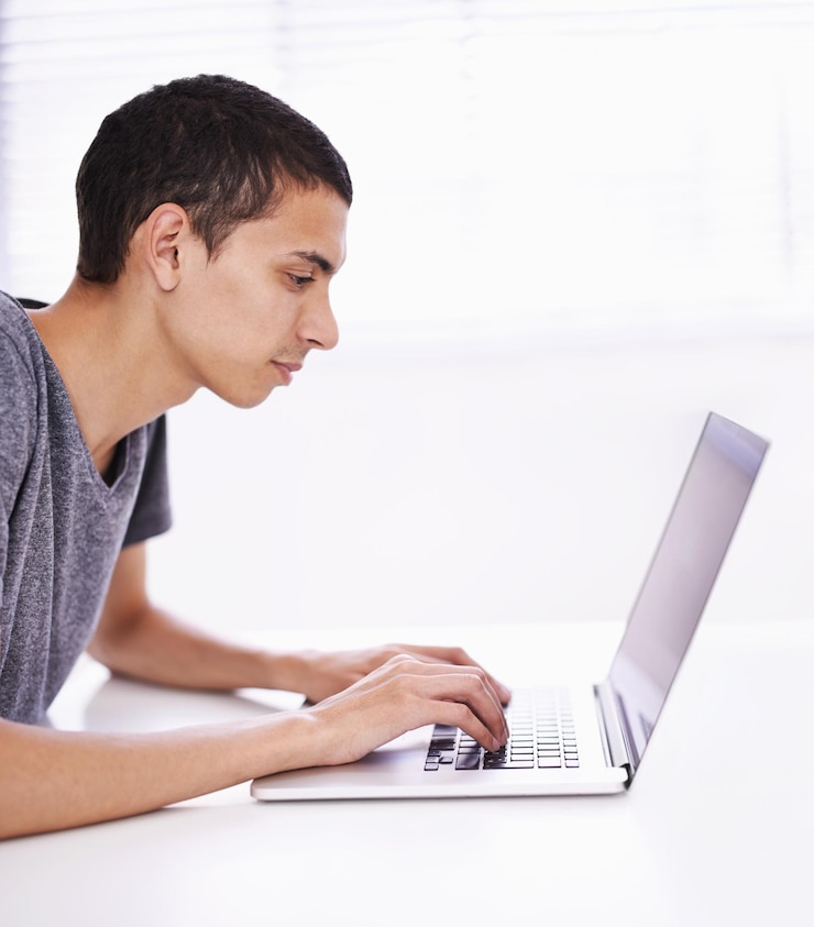 Foto aprendizaje electrónico universitario y hombre escribiendo en portátil para estudio de investigación y correo electrónico con conocimiento y oportunidad de educación lectura de computadora y informe de escritura de estudiantes universitarios para cursos en línea en el escritorio