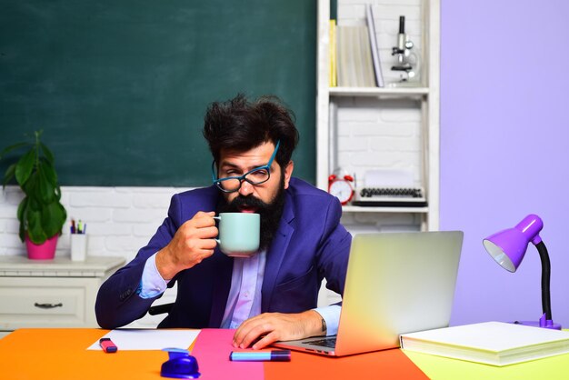 Aprendizaje del estudiante en el auditorio estudiante masculino pensando en el trabajo del curso estudiante soñoliento bebe café