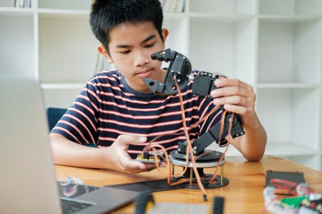 Aprendizaje estudiantil Robótica educativa STEM para crear estudios basados en proyectos para la innovación
