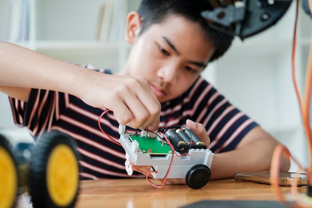 Aprendizaje estudiantil Robótica educativa STEM para crear estudios basados en proyectos para la innovación