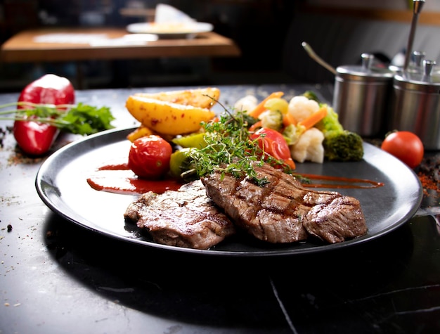 apresentação com carne grelhada e legumes