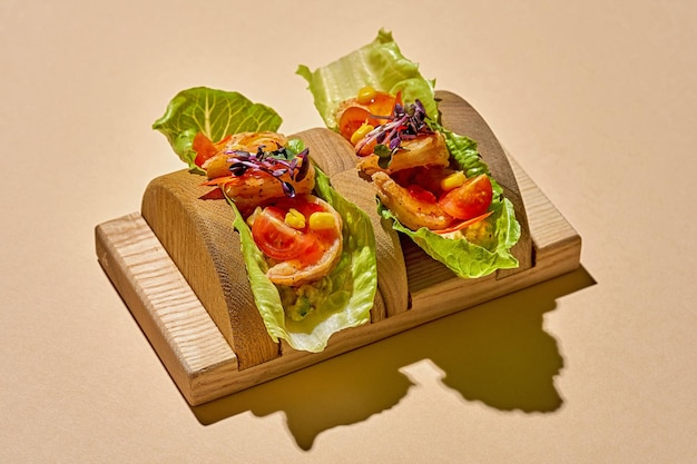 Apresentação criativa de tacos de camarão em um fundo brilhante repolho em vez de tacos