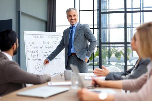 Apresentação da conferência de negócios com o escritório de fliputor de formação em equipe