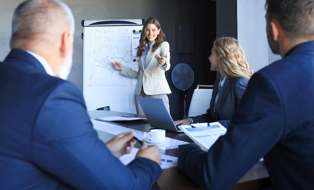 Foto apresentação de conferência de negócios com escritório de flipchart de treinamento de equipe.