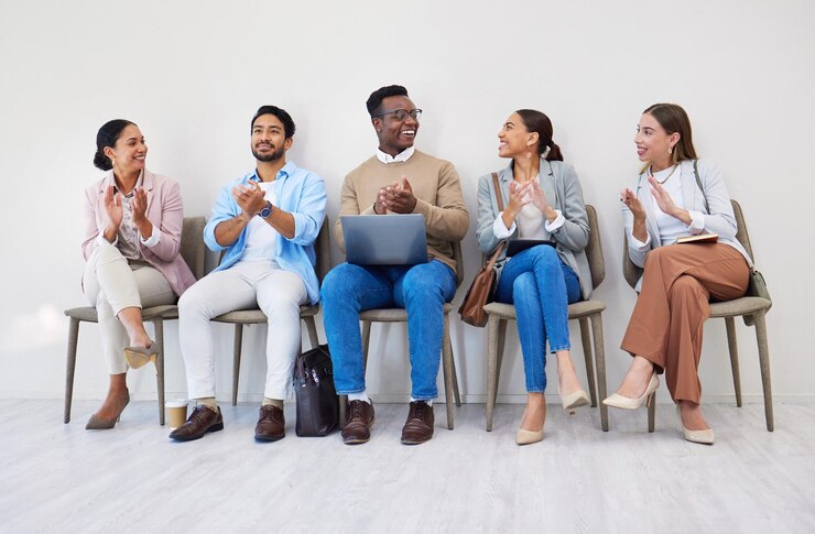 Foto apresentação de empresários e aplausos com sorriso na sala de espera para recrutamento de entrevistas ou estamos contratando em sequência homens mulheres e grupos juntos para processo de carreira e currículo na empresa