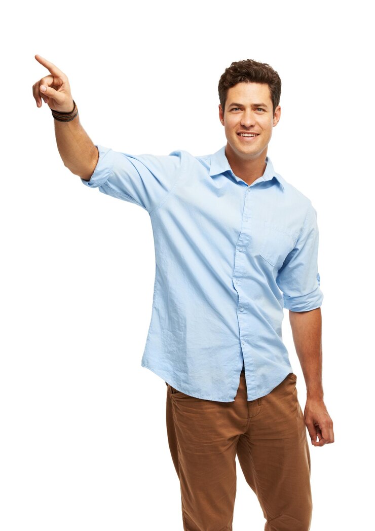 Foto apresentação de estúdio e homem em retrato apontando para promoção oferecem escolha ou decisão anúncio oportunidade e pessoa com sorriso mostrando direção informação de negócio ou conselho em fundo branco