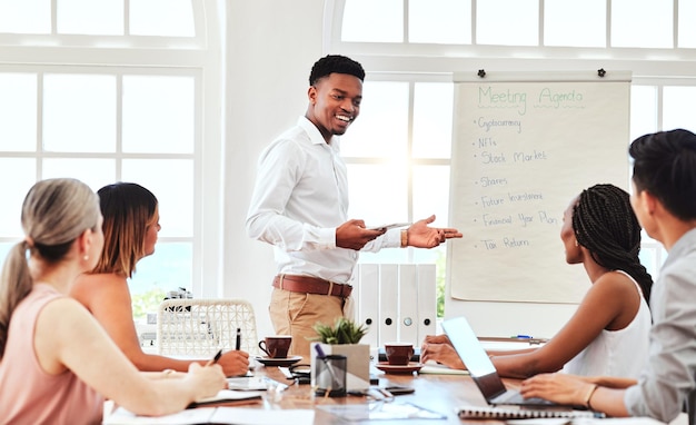 Apresentação de gerenciamento corporativo de reunião de negócios e equipe de treinamento de líder de homem negro no escritório moderno Discussão em sala de reuniões treinamento de mentor de empresa e pesquisa ou seminário de inovação de planejamento