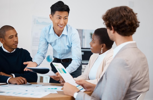 Apresentação de infográficos de reunião e pessoas de negócios conversando em um escritório empresário apresentando estatísticas de gráficos e análise de crescimento de negócios para equipe diversidade e trabalho em equipe no local de trabalho