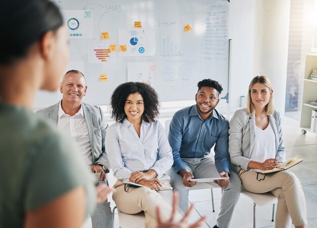 Apresentação de marketing e empresários em uma reunião para oficina de treinamento de vendas e feliz em uma entrevista em grupo aprendizagem de seminário e funcionários ouvindo um mentor ensinando uma estratégia