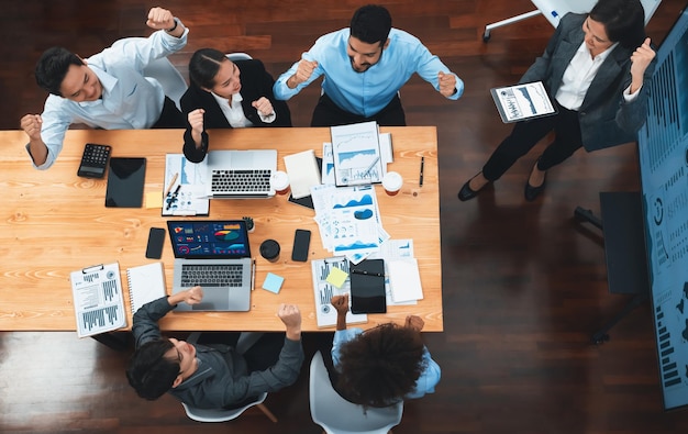 Apresentação de negócios de visão superior com painel de análise de dados na tela da TV na moderna sala de reuniões Pessoas de negócios fazendo brainstorming ou trabalhando juntas para planejar a estratégia de marketing de negócios Concord