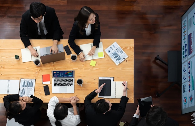 Apresentação de negócios de vista superior na sala de conferências de harmonia com colegas