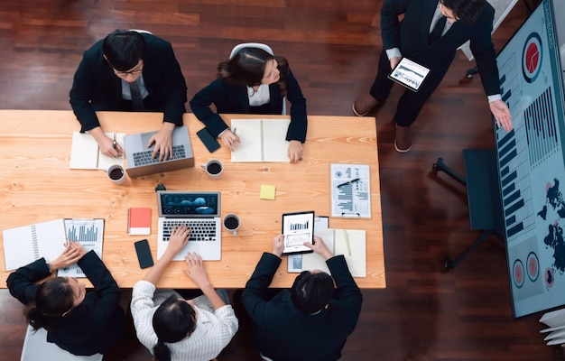 Apresentação de negócios de vista superior na sala de conferências de harmonia com colegas