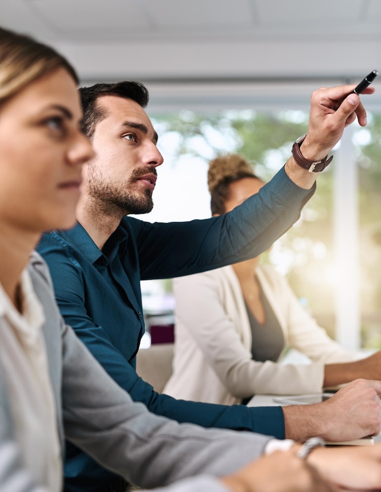 Foto apresentação de negócios ou homem no escritório com opinião de pergunta ou feedback para aprendizagem pensamento de equipe corporativa ou pessoa com a mão no workshop para discussão ou desenvolvimento de envolvimento dos funcionários