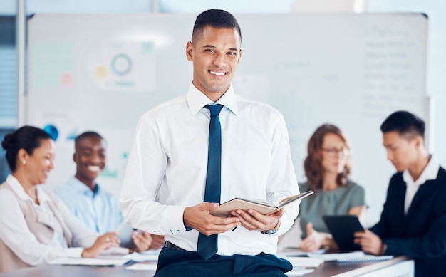 Apresentação de reunião e treinamento com um homem de negócios ensinando sua equipe enquanto trabalhavam juntos na sala de reuniões Finanças e gerenciamento de liderança com um retrato de um funcionário do sexo masculino no trabalho