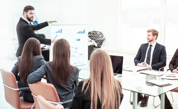 Apresentação de um novo projeto financeiro em um local de trabalho no escritório