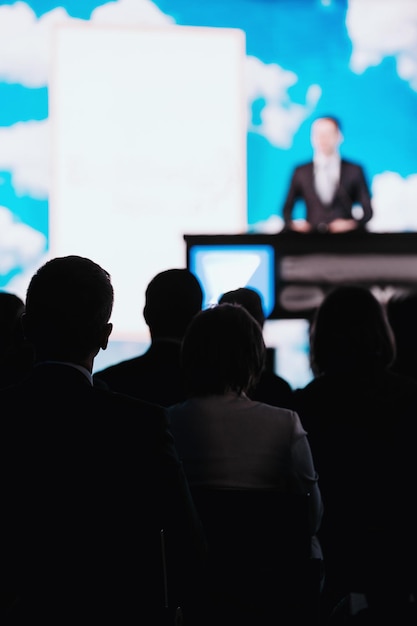 Foto apresentação de um orador no palco