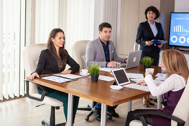 Apresentação e colaboração de empresários em exercício. Empresa moderna.