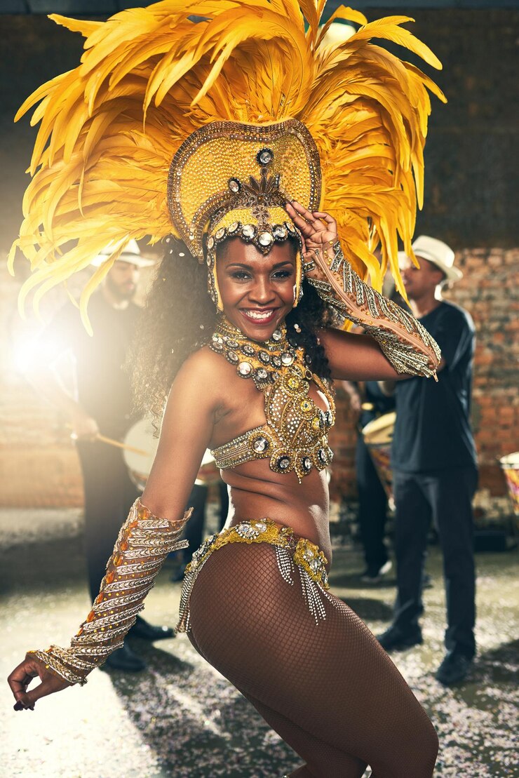 Apresentações ao vivo são sua paixão Retrato recortado de uma linda sambista se apresentando no Carnaval com sua banda