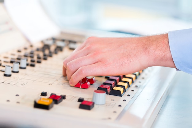 Apresentador de rádio na estação de rádio no ar