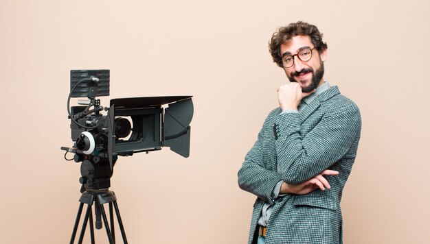 Apresentador de televisão, olhando feliz e sorrindo com a mão no queixo, imaginando ou fazendo uma pergunta, comparando opções