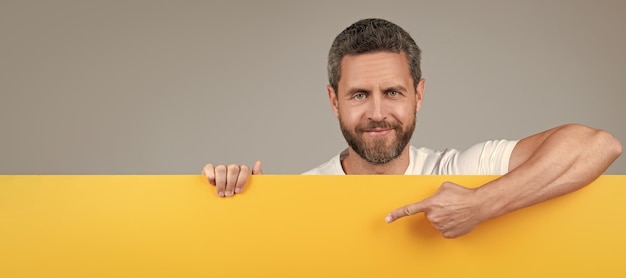 Apresentando informações de novidade masculina por trás de papel amarelo para seu design de marketing Banner de retrato de rosto de homem com espaço de cópia