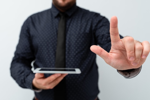 Foto apresentando novas idéias de tecnologia discutindo melhorias tecnológicas apresentando produto eletrônico conectando pessoas videochamadas mensagens de voz conexões globais