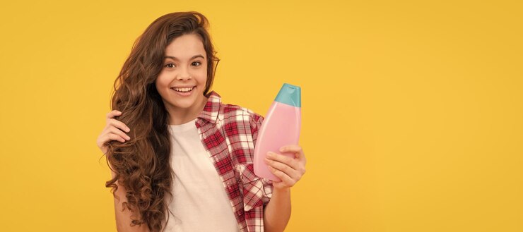 Foto apresentando produto cosmético, beleza, uso de gel de banho, menina adolescente feliz com frasco de xampu banner do cabeçalho do pôster do estúdio de cuidados com os cabelos da menina com espaço para cópia