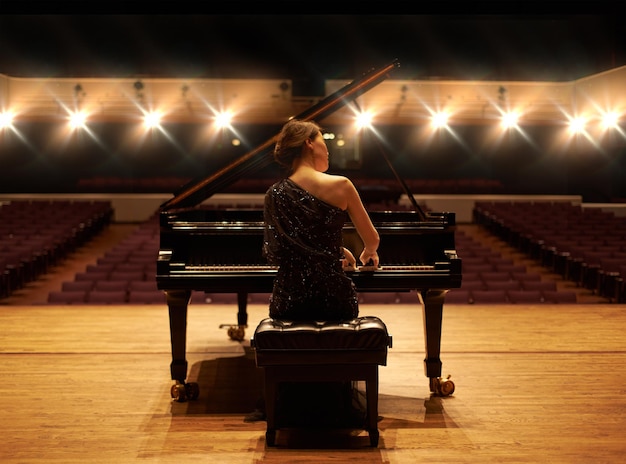 Apresentando seu talento Foto de uma jovem tocando piano durante um concerto musical