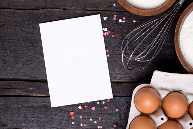 Foto apresentar cartão, utensílios de cozinha e corações na madeira