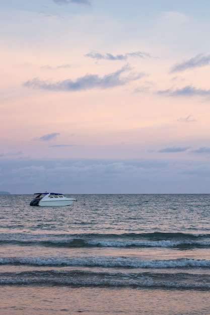 Apresse barcos no mar com o céu colorido no fundo na noite em Koh Mak Island em Trat, Tailândia.