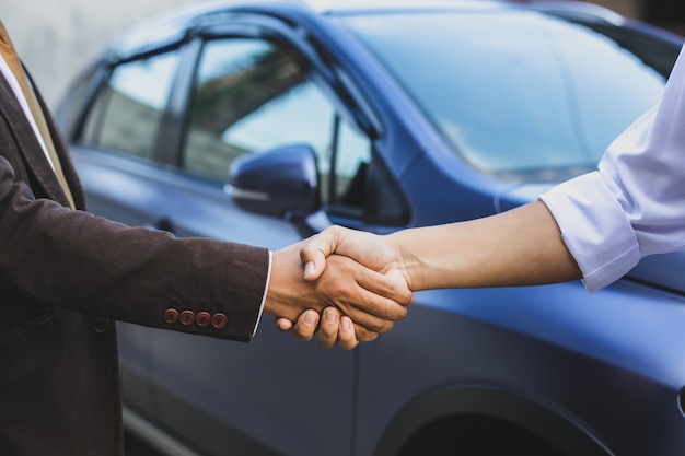 Un apretón de mano para comprar un coche.