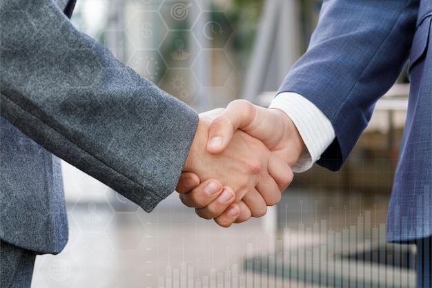 Apretón de manos amistoso de dos hombres de negocios en el centro de negocios