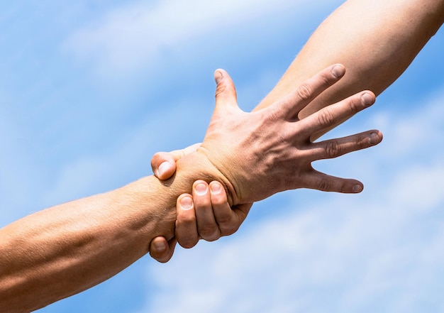 Foto apretón de manos amistoso dos manos dándose la mano gesto de ayuda de rescate o manos mano de ayuda de cerca soporte de concepto de mano de ayuda