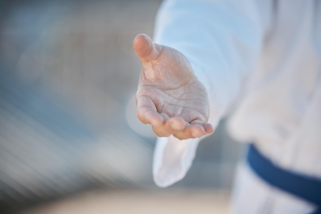 Foto apretón de manos y bienvenida para artes marciales trato o desafío con la palma para el reclutamiento de la clase en el espacio maestro de mma entrenador personal o apretando la mano para el acuerdo respeto o karate con el deporte