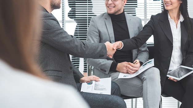 Apretón de manos de colegas antes del seminario empresarial. concepto de cooperación