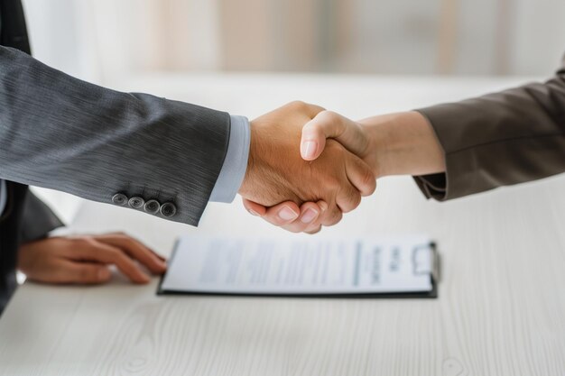 Apretón de manos después de firmar un acuerdo de compra-venta en una oficina