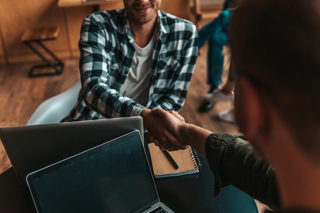 Apretón de manos de empresarios en el cargo como concepto de trabajo en equipo y asociación