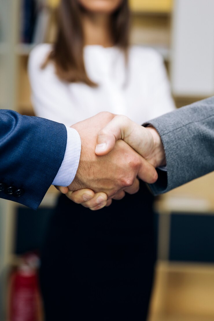 Foto apretón de manos de empresarios después de acuerdo de trato
